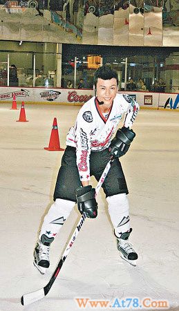 陈伟霆苦练溜冰免出丑 首打冰上曲棍已有板有眼