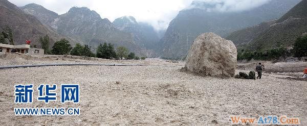 舟曲特大山洪泥石中央却未被摧毁的最牛楼房