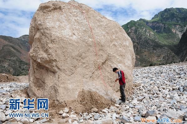 舟曲特大山洪泥石中央却未被摧毁的最牛楼房