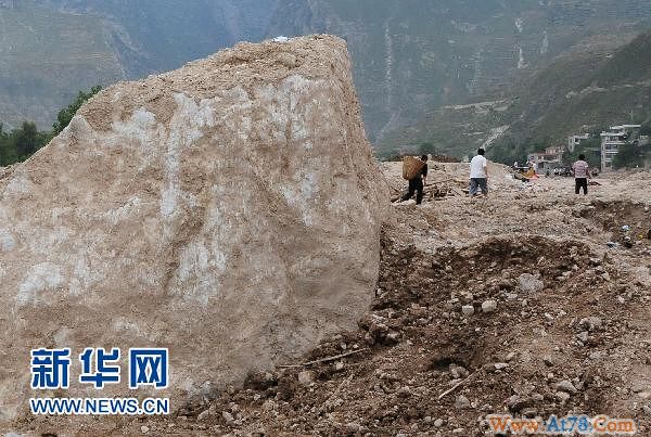 舟曲特大山洪泥石中央却未被摧毁的最牛楼房