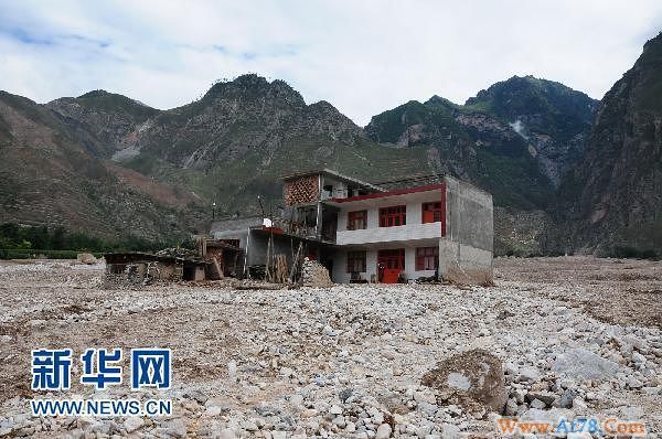 舟曲特大山洪泥石中央却未被摧毁的最牛楼房