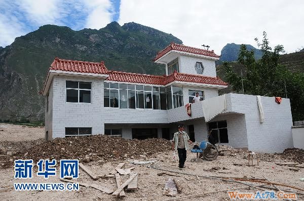 舟曲特大山洪泥石中央却未被摧毁的最牛楼房