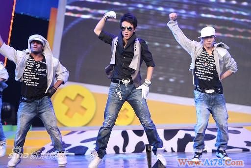 2010MTV欢乐盛典乐爆棚成龙变绿色落汤鸡(图)