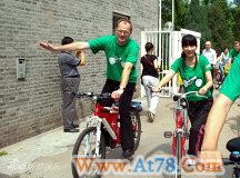 黄奕北京骑自行车追忆“双脱手”日子(组图)