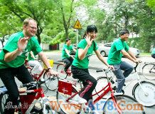黄奕北京骑自行车追忆“双脱手”日子(组图)