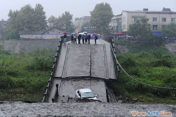 成都遭遇今年最强暴雨 四川一天四大桥垮塌(组图)