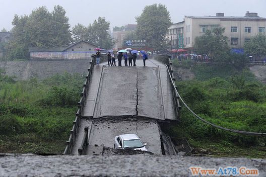 成都遭遇今年最强暴雨 四川一天四大桥垮塌(组图)