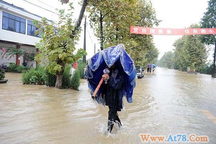 成都遭遇今年最强暴雨 四川一天四大桥垮塌(组图)