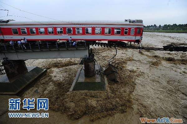 洪水冲垮宝成线一铁路桥　无人员伤亡