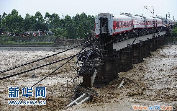 洪水冲垮宝成线一铁路桥　无人员伤亡