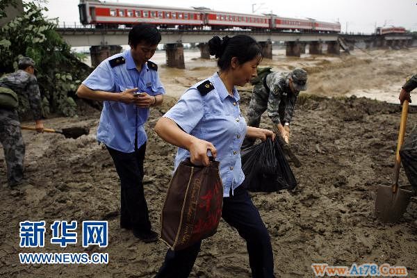 洪水冲垮宝成线一铁路桥　无人员伤亡