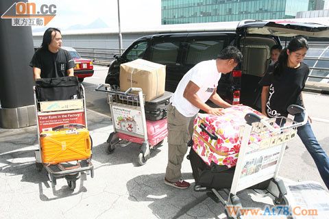 张柏芝忍痛离开俩儿子陪谢霆锋飞山东拍戏(图)