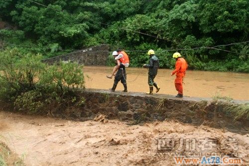四川攀枝花市24名因山洪被困人员获救(组图)