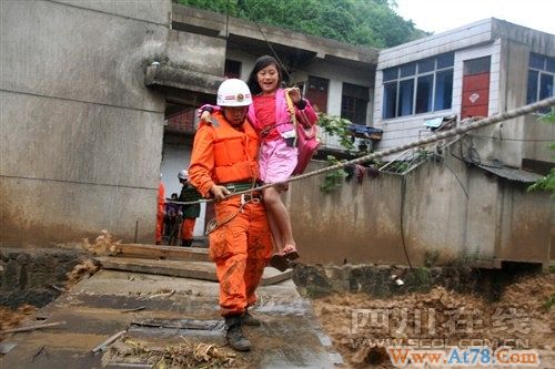 四川攀枝花市24名因山洪被困人员获救(组图)