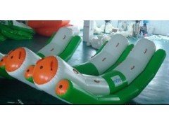 广州华信气模供应充气水上跷跷板 水上滚筒