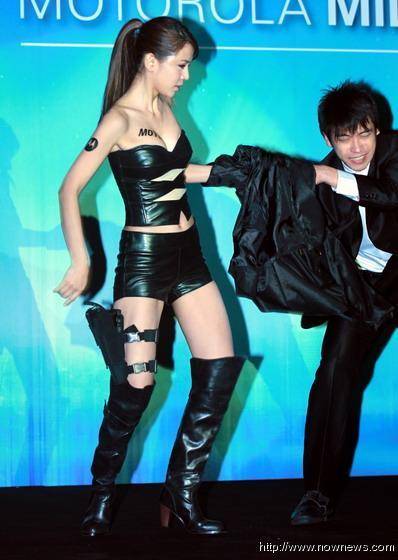 台湾李毓芬穿性感皮衣为品牌手机“献身”