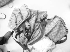 厦门工商查获5家“名牌”皮具服饰店铺