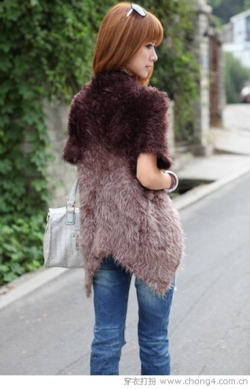 冬季女白领出门穿皮草 超越素颜绝对界限