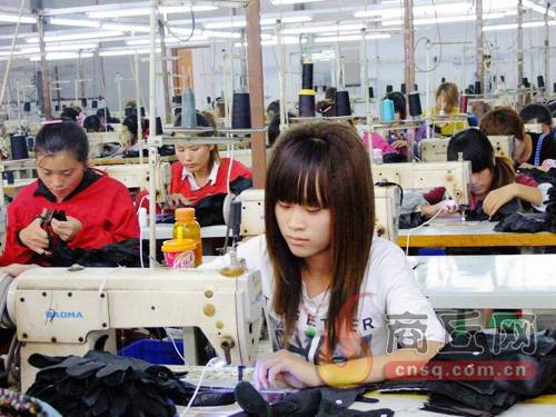 金若兰皮具车间忙碌  女员工做工专注