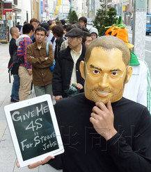 iPhone4S在日发售 “果粉”悼念乔布斯排队购机