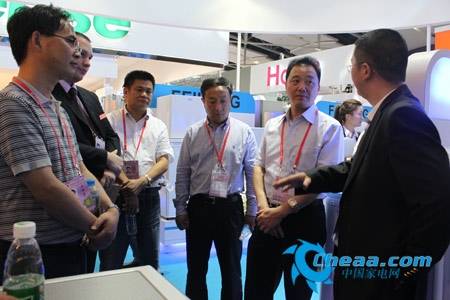 慈溪市政府领导考察飞龙集团广交会展台