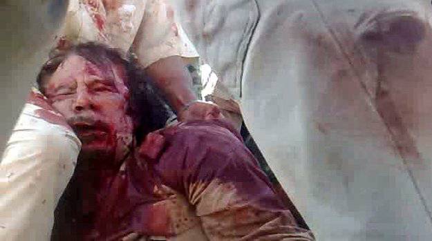 卡扎菲被活捉后因伤重不治身亡