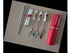 辽宁不锈钢餐具生产,北京礼品餐具订做,上海笔筒餐具套装,礼品旅行餐具,皇晶餐具批发,双节广告活动餐具 辽宁不锈钢餐具生产,北京礼品餐具订做,上海笔筒餐具套装,礼品旅行餐具,皇晶餐具批发,双节广告活动餐具