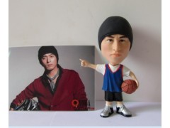 按照亲人的照片来做一个真人公仔。